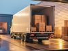 Puerta trasera de camion de carga abierta mostrando cajas de operacion logistica
