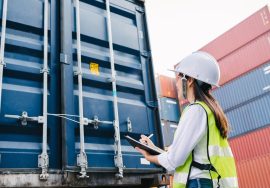 Operadora logistica analizando contenedor de mercancias