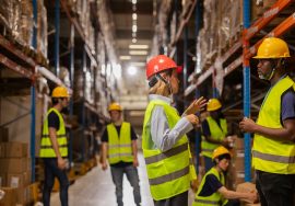 Operadores logisticos trabajando en almacen de mercancias