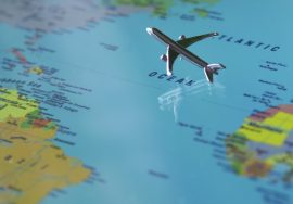 Avion volando sobre un mapa del mundo