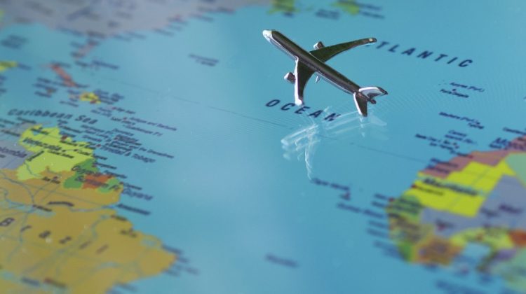 Avion volando sobre un mapa del mundo