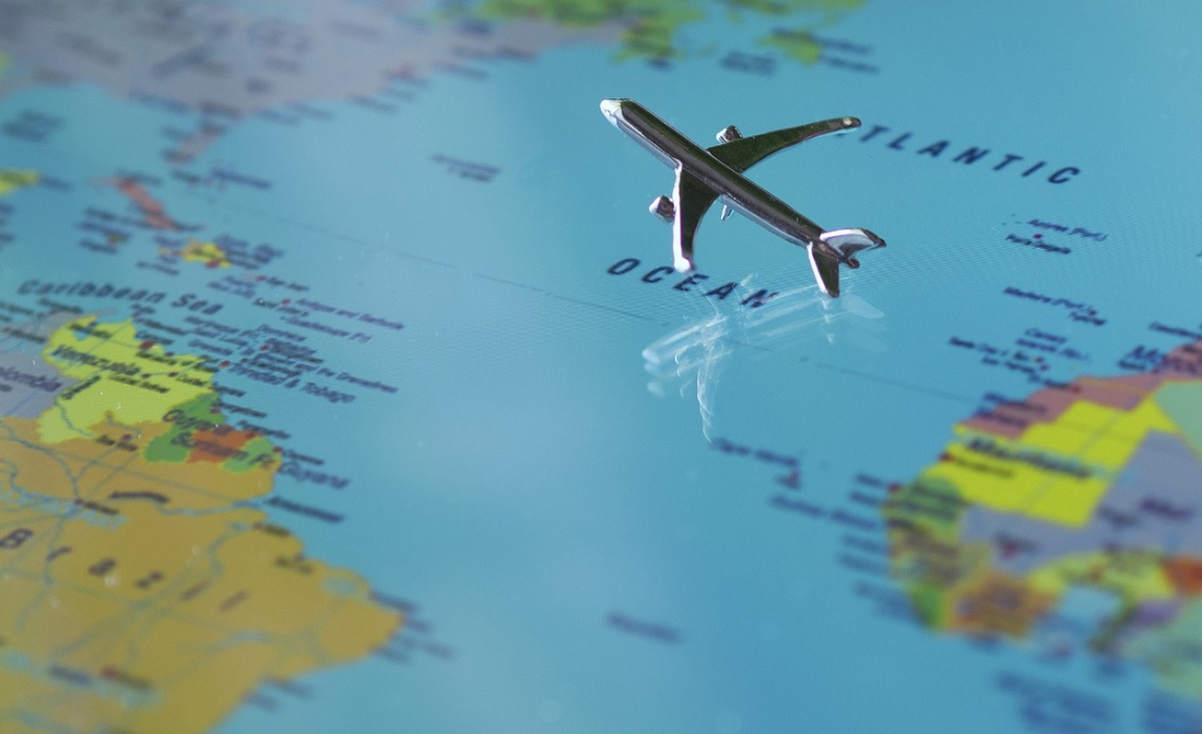 Avion volando sobre un mapa del mundo