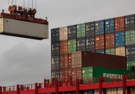 Contenedores de carga en una aduana