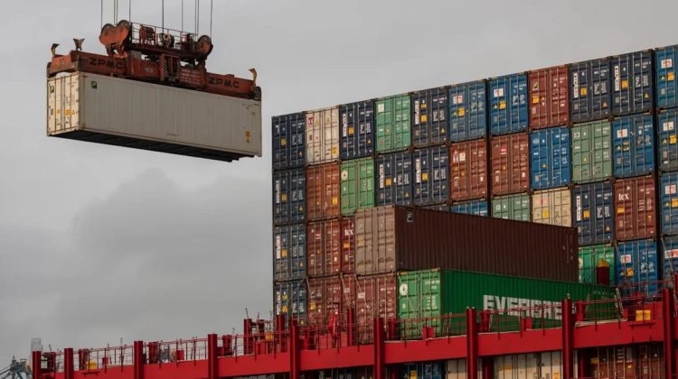Contenedores de carga en una aduana