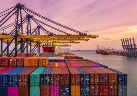 Contenedores de carga en aduana