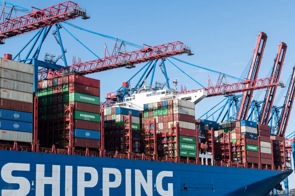 Buque portacontenedores en puerto para importación marítima internacional